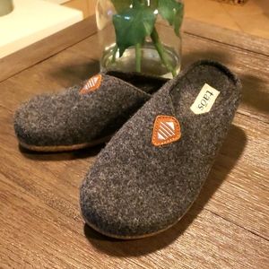 Taos slip on shoes size 6-6.5